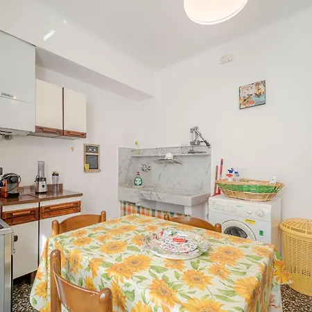 Apartment Borgoratti Cozy Flat With Balcony Genoa